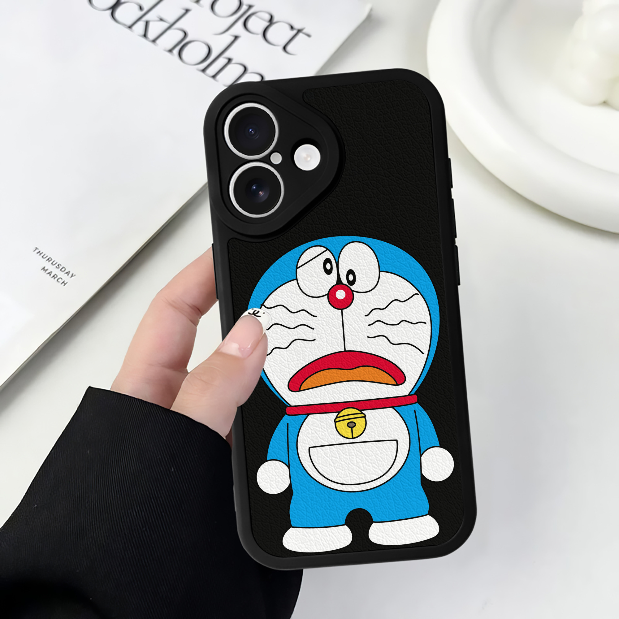 （画像用） ドラえもん Doraemon 【iPhone 16シリーズ対応】シリコンスマホケース（レザー調） 材質：シリコン